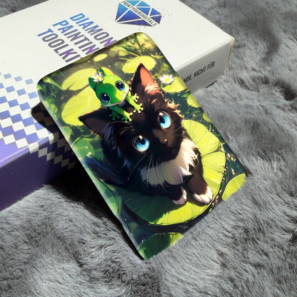 Cover Minder – Süßes Kätzchen mit Froschfreund